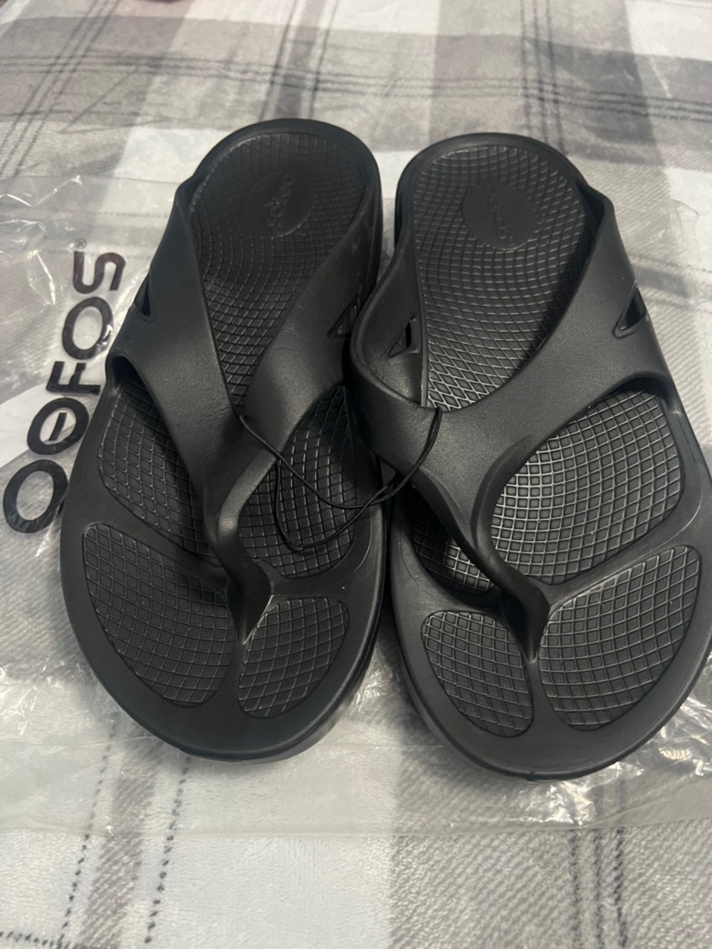 OOFOS Black Women's Thong Sandals